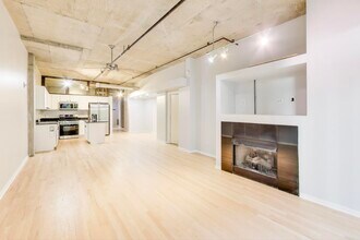 933 W Van Buren St, Unit 304 in Chicago, IL - Foto de edificio - Building Photo