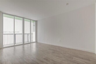 1756 N Bayshore Dr, Unit 10O in Miami, FL - Building Photo - Building Photo