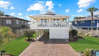 16603 Jamaica Cove Rd in Jamaica Beach, TX - Building Photo