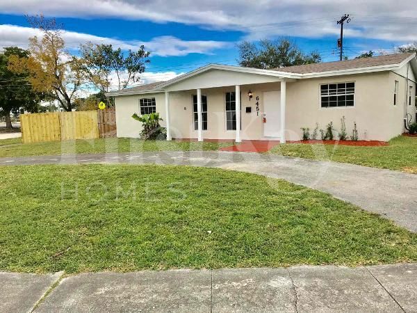 6451 SW 2nd St in Pembroke Pines, FL - Foto de edificio - Building Photo