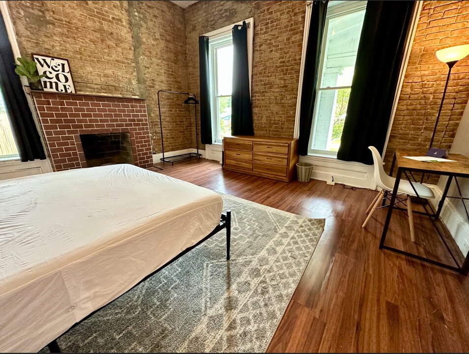 2630 W Burnett Ave in Louisville, KY - Building Photo
