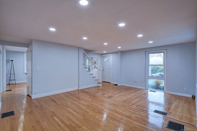 204 Trout Brook Dr in West Hartford, CT - Building Photo - Building Photo