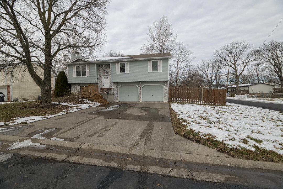 101 W Alhambra Dr in Columbia, MO - Building Photo