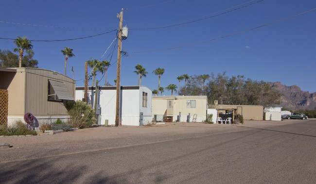 2100 E Roundup St in Apache Junction, AZ - Foto de edificio - Building Photo