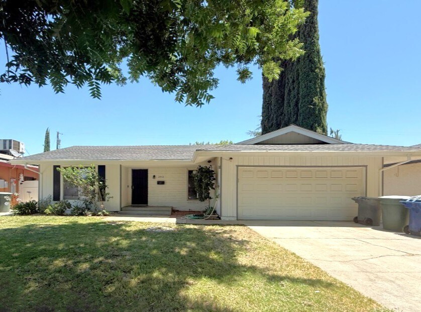 2972 Bedford Dr in Merced, CA - Building Photo