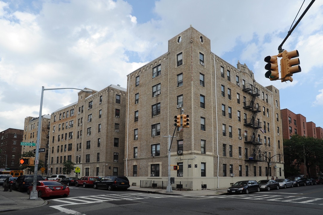 8742 Elmhurst Ave in Elmhurst, NY - Foto de edificio