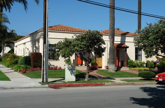 116-118 Bath St in Santa Barbara, CA - Foto de edificio - Building Photo