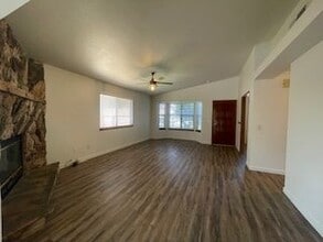 3516 Via Capilla in Bakersfield, CA - Foto de edificio - Building Photo