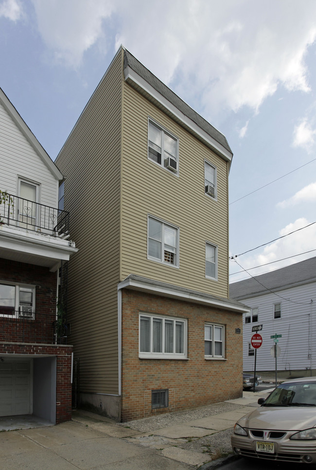 484 Avenue A in Bayonne, NJ - Building Photo - Building Photo