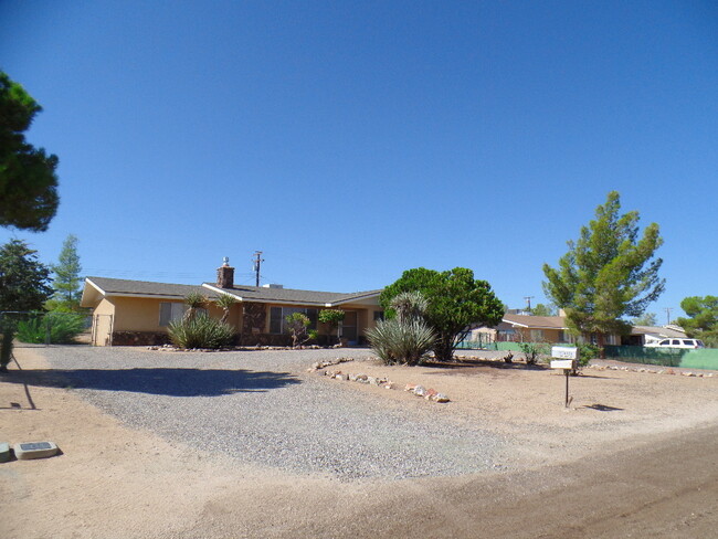 58329 Delano Trail in Yucca Valley, CA - Foto de edificio - Building Photo