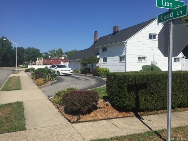 176 Land Ln in Westbury, NY - Building Photo - Building Photo