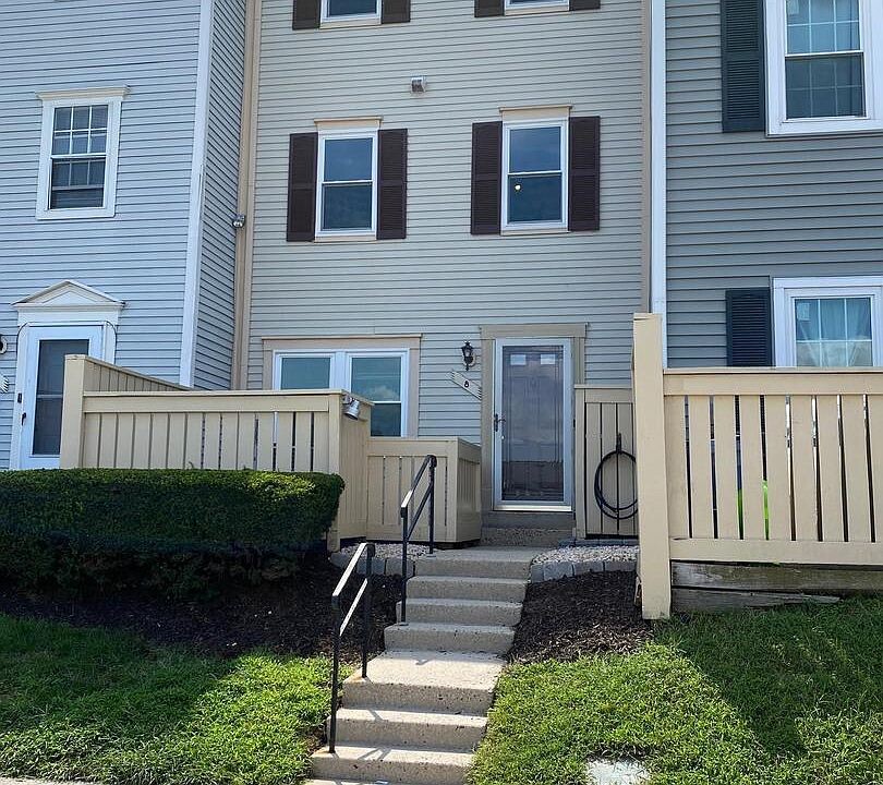 8 Appledowre Ct in Germantown, MD - Building Photo