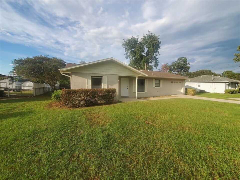 9325 SE 119th Ln in Belleview, FL - Building Photo