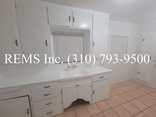 8920 Menlo Ave in Los Angeles, CA - Building Photo - Building Photo