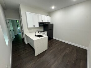 4606 Woodland Ave, Unit 102 in Philadelphia, PA - Building Photo - Building Photo