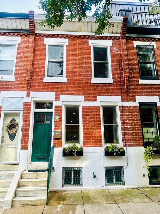 615 S Bambrey St in Philadelphia, PA - Building Photo
