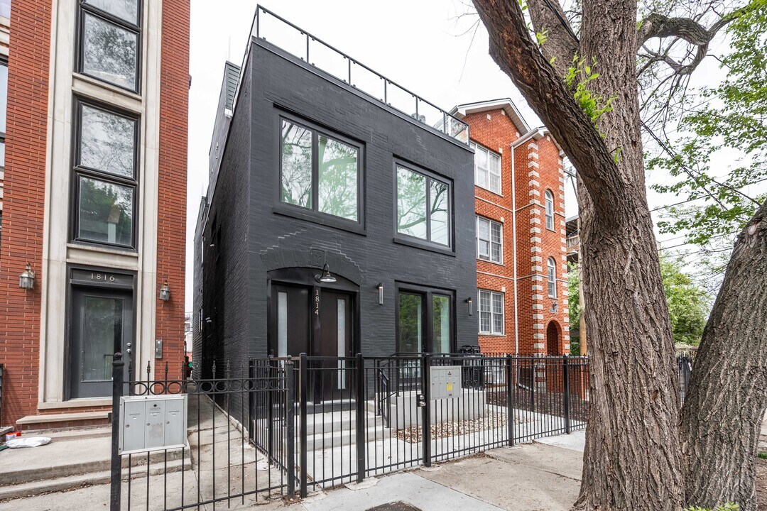 1814 W Thomas St, Unit 1F in Chicago, IL - Building Photo