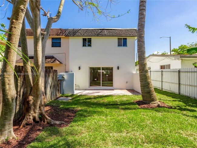 2039 NE 172nd St in North Miami Beach, FL - Building Photo - Building Photo
