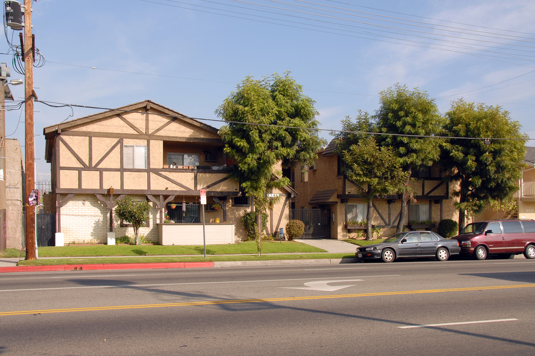 11341 Victory Blvd in North Hollywood, CA - Building Photo