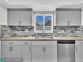 4560 NW 3rd Ave in Fort Lauderdale, FL - Foto de edificio - Building Photo