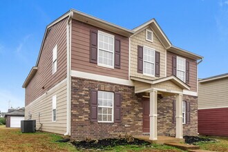 9999 Chariden Dr in Cordova, TN - Foto de edificio - Building Photo