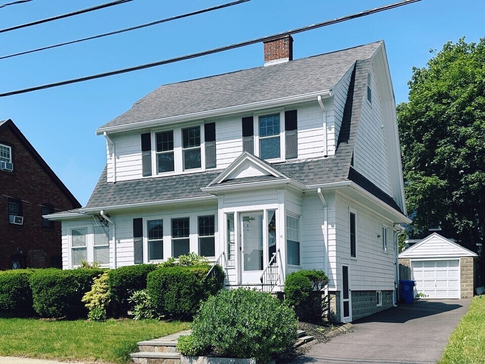 18 Edgehill Rd in Arlington, MA - Building Photo