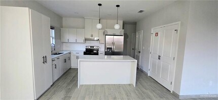 15 Selena St in Mission, TX - Foto de edificio - Building Photo