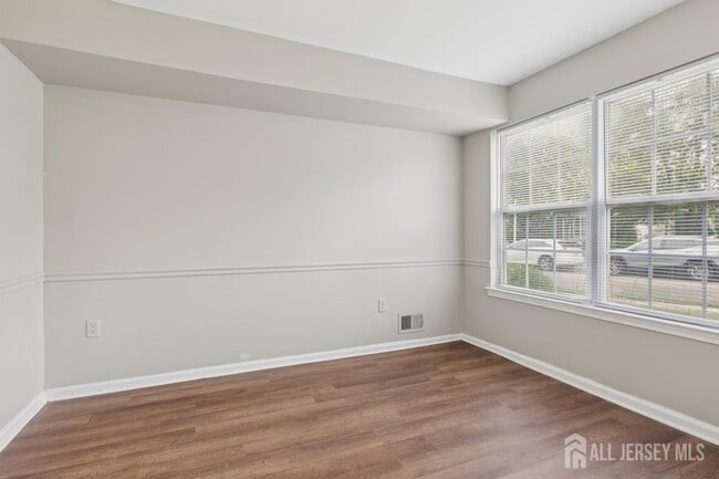 121 Giera Ct in Sayreville, NJ - Building Photo - Building Photo