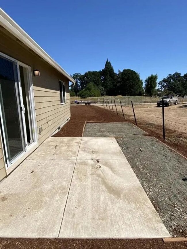 2307-2313 W 11th Ave in Junction City, OR - Building Photo - Building Photo