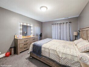 625 Derry Ct, Unit 1B in Schaumburg, IL - Building Photo - Building Photo