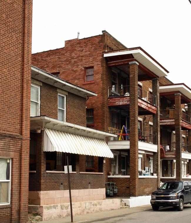 565 Stratton St in Logan, WV - Foto de edificio - Building Photo