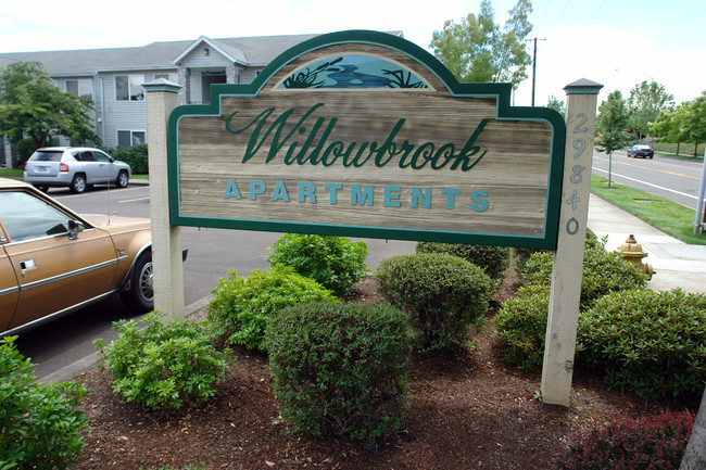 Willow Brook Apartments in Eugene, OR - Building Photo - Building Photo