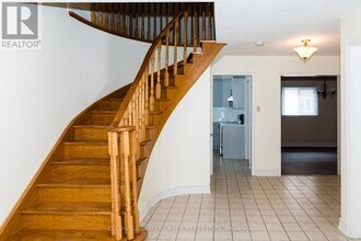 11 Foster Crescent in Whitby, ON - Building Photo - Building Photo