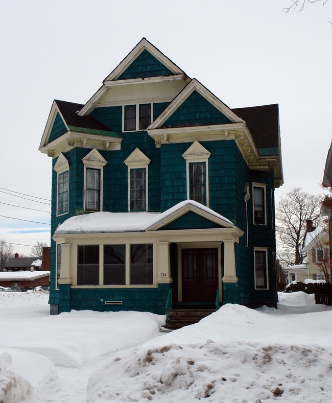 724 N Washington St in Rome, NY - Foto de edificio - Building Photo