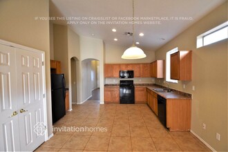 5613 W Vineyard Rd in Phoenix, AZ - Foto de edificio - Building Photo