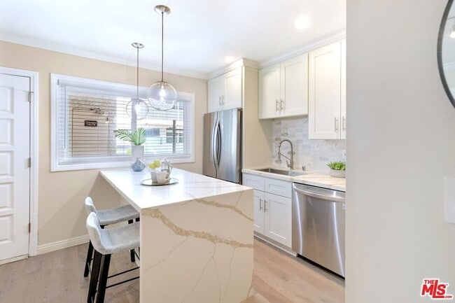9005 Cynthia St in West Hollywood, CA - Building Photo - Building Photo
