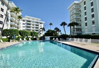 220 Seaview Ct in Marco Island, FL - Building Photo - Building Photo