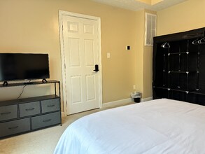 323 Fox Hill Rd in Hampton, VA - Building Photo - Building Photo