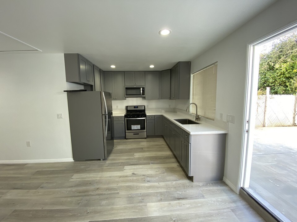 5040 Varna Ave in Los Angeles, CA - Building Photo