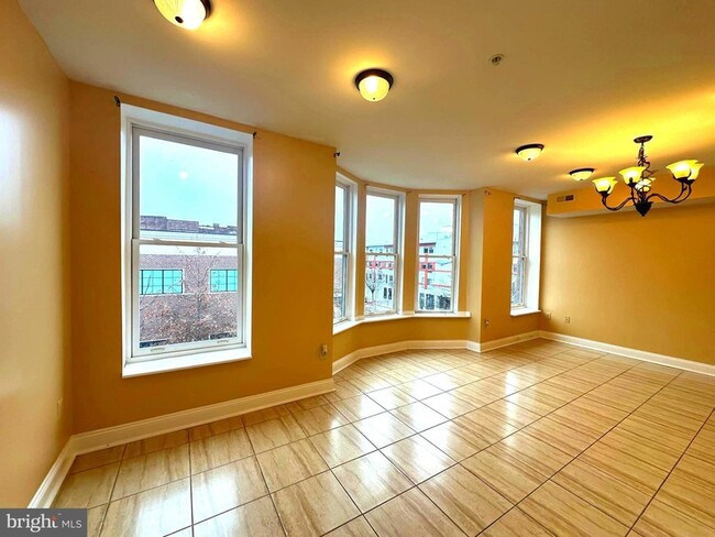 422 W Franklin St, Unit 2B in Baltimore, MD - Building Photo - Building Photo