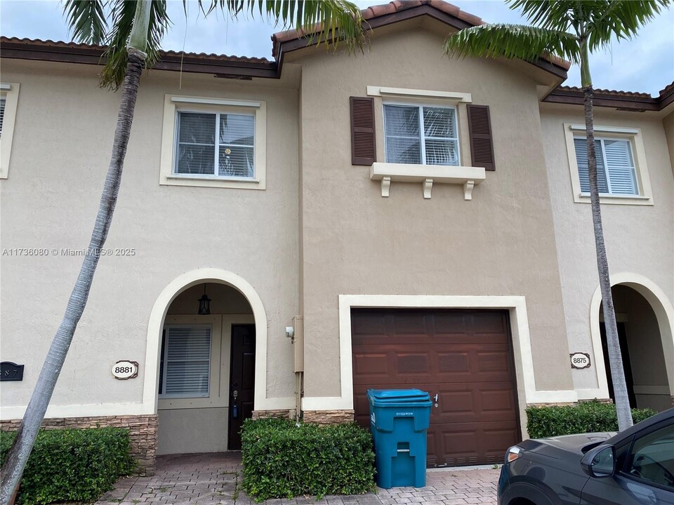 8881 SW 220th Ln in Cutler Bay, FL - Building Photo