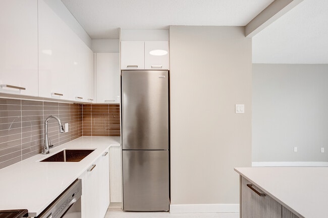 Villa Saint-Jean in Dollard-des-Ormeaux, QC - Building Photo - Building Photo
