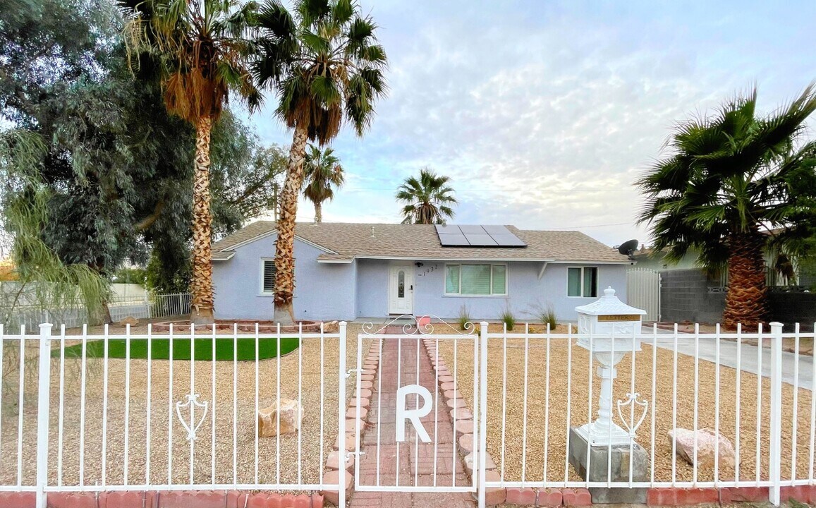 1932 Hassett Ave in Las Vegas, NV - Building Photo