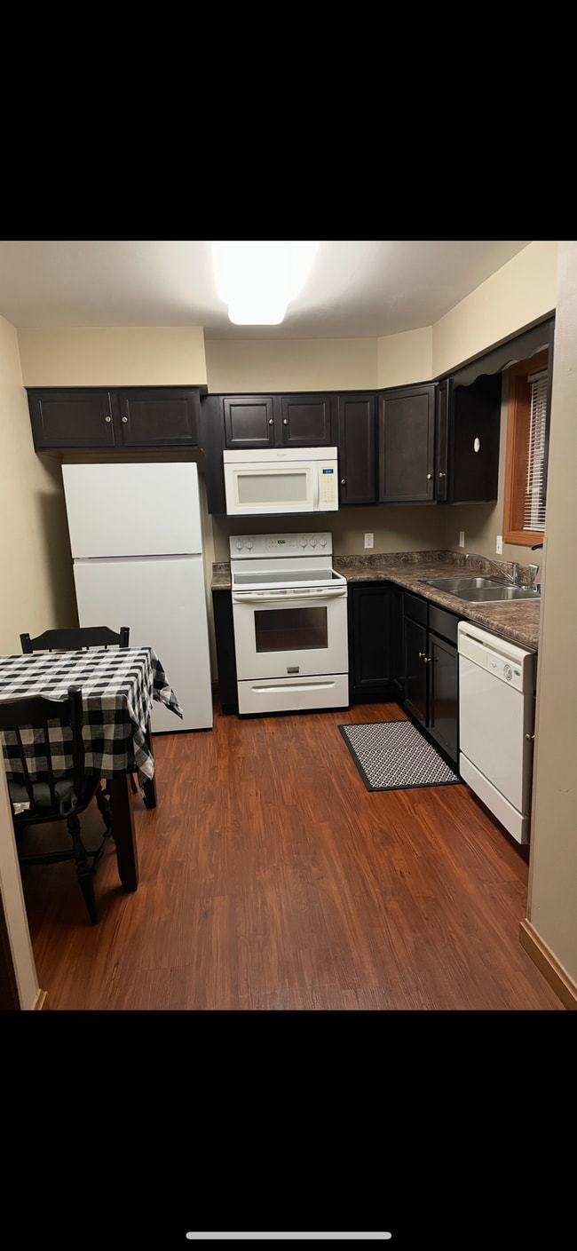 129 1st St, Unit 2 in California, PA - Foto de edificio - Building Photo