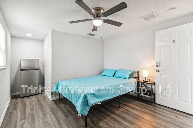 10033 Brunswick Ln in Port Richey, FL - Building Photo - Building Photo