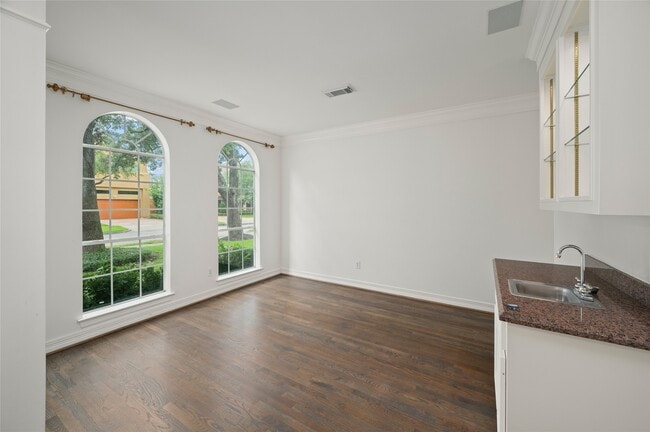 property at 4006 Chatham Ln