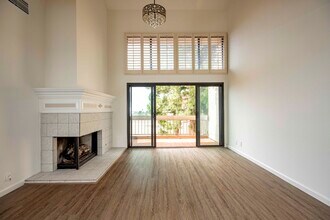 8180 Manitoba St, Unit 334 in Playa Del Rey, CA - Foto de edificio - Building Photo