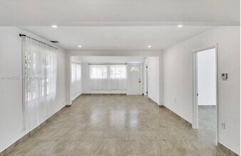 211 SE 9th St in Hallandale Beach, FL - Building Photo - Building Photo