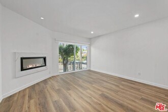 2449 Beachwood Dr in Los Angeles, CA - Foto de edificio - Building Photo