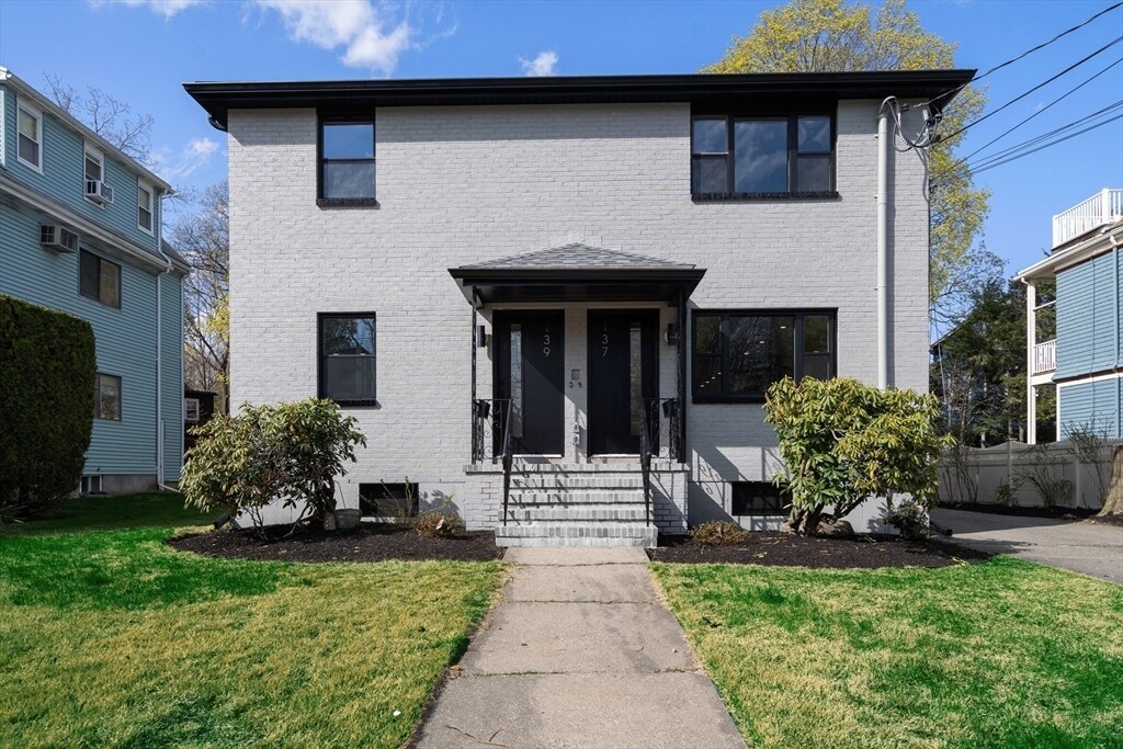 137 Crafts St in Newton, MA - Building Photo